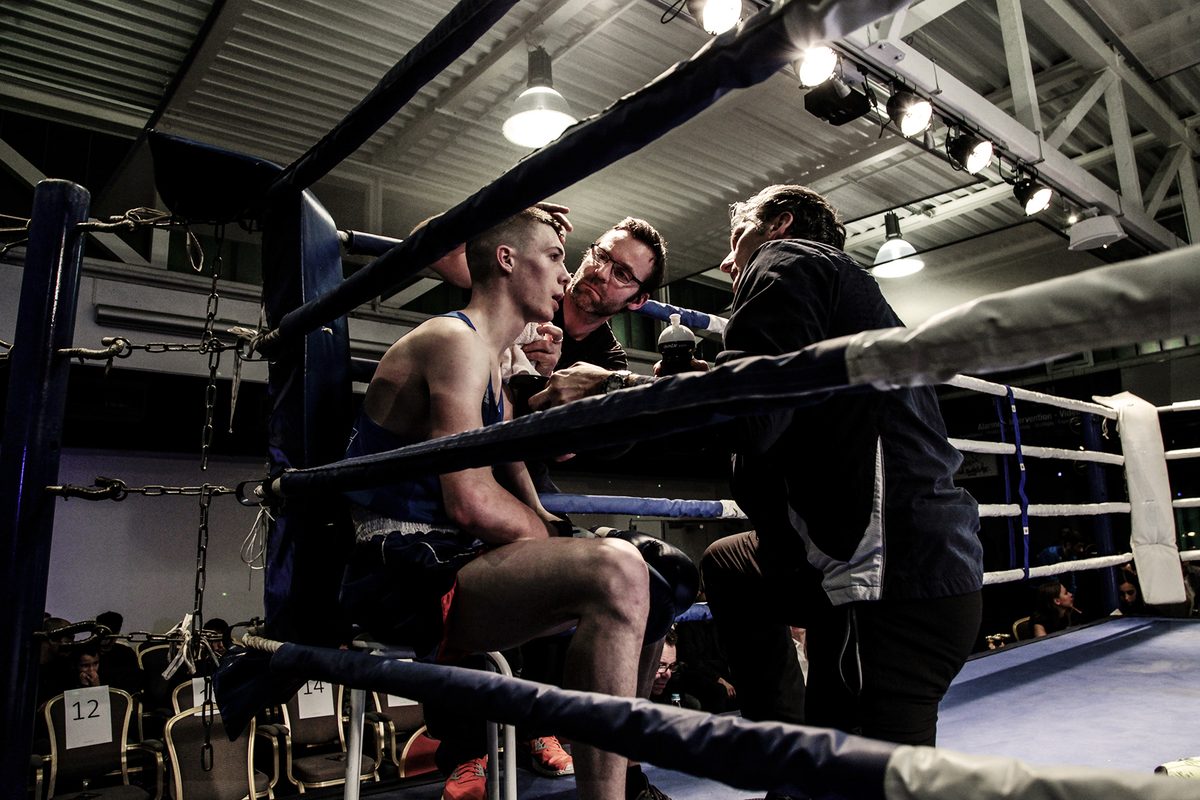 L’équipe d’encadrement conseille un boxeur dans son coin