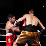 Deux boxeurs échangent des coups au centre du ring