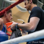 Un entraîneur donne ses consignes à un boxeur dans le coin du ring