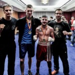 Les boxeurs et entraîneurs du club posent avec leurs médailles après un meeting