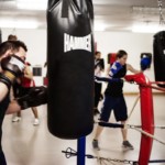 Vue de la salle avec le ring d'entraînement et les sacs de frappe
