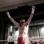 Un boxeur du Boxing Club Nyon célèbre sa victoire bras levés sur le ring
