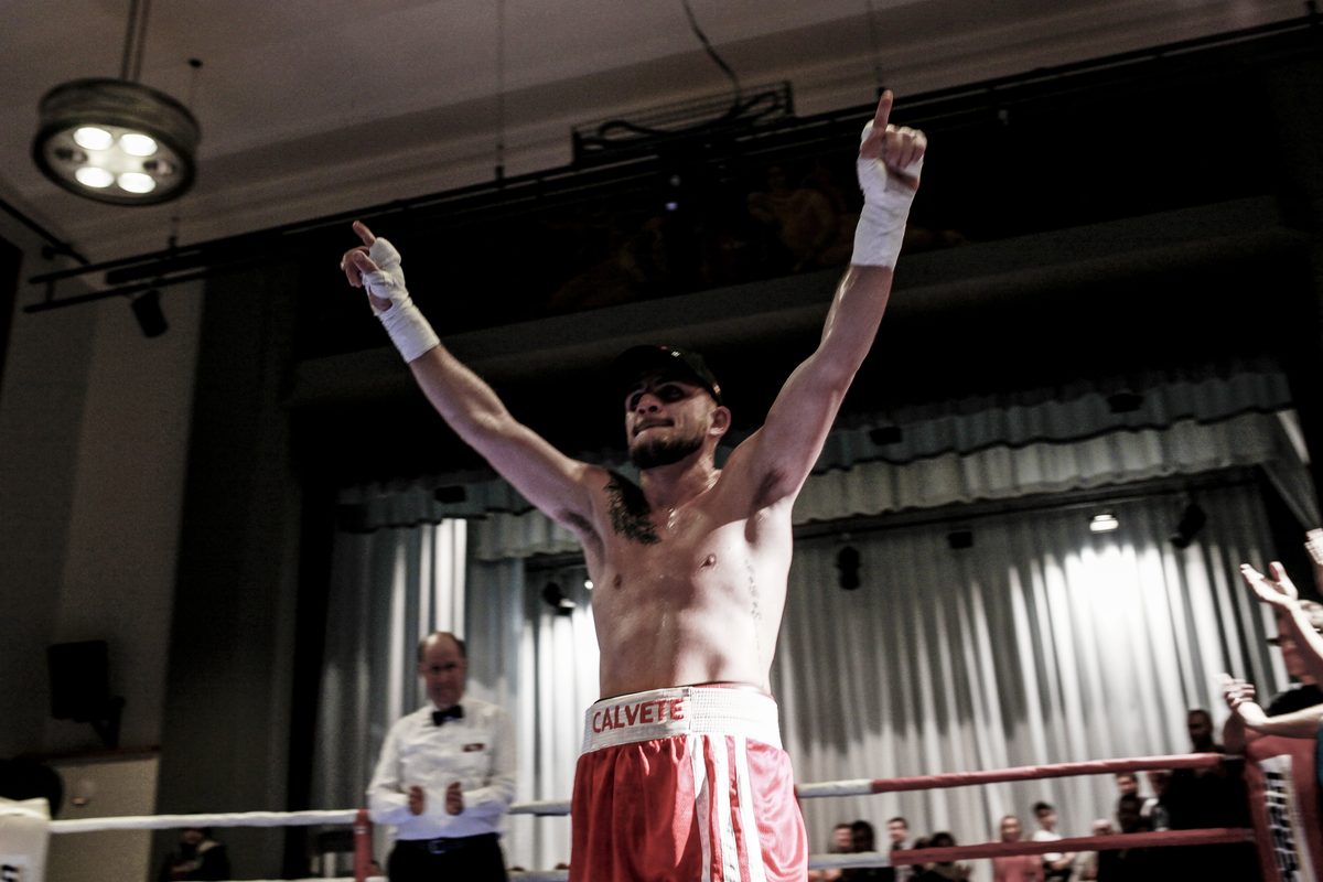 Un boxeur du club célèbre sa victoire bras levés sur le ring